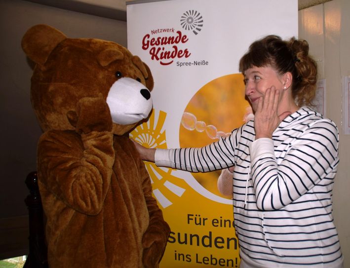 Kathrin Lieske mit dem neuen Maskottchen für das Netzwerk in Guben. Foto: Naemi-Wilke-Stift