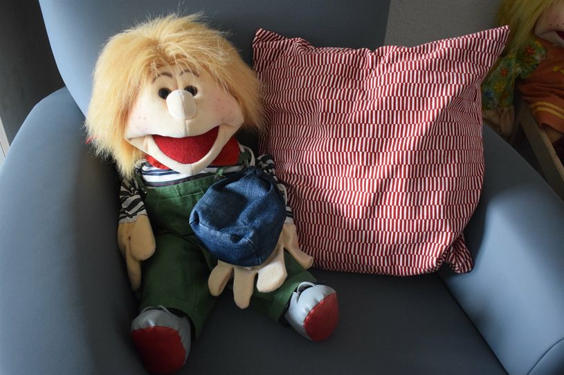 Handpuppe "Pelle" ist für die Kinder da, die anfänglich Schwierigkeiten haben, mit den Mitarbeiterinnen des Pflegekinderdienstes zu kommunizieren.