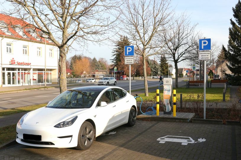Vor dem Kolkwitzer Rathaus hat die enviaM eine Ladesäule für Elektroautos in Betrieb genommen. Zwei Autos können hier gleichzeitig geladen werden. Foto: Mathias Klinkmüller