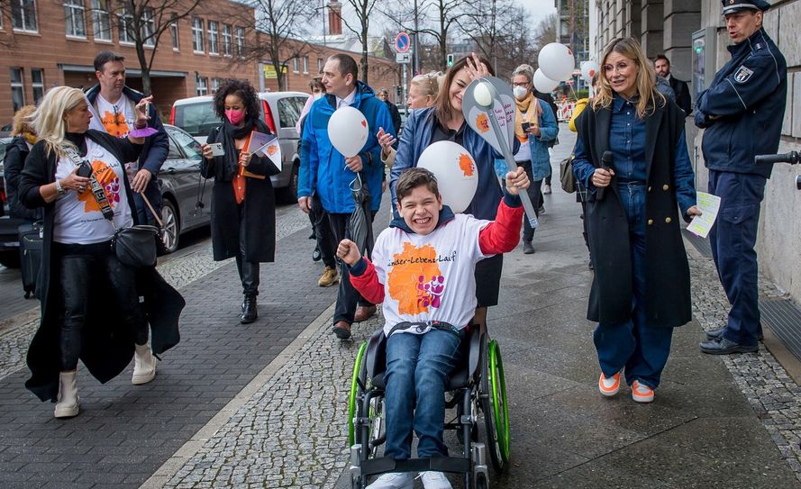 Rasul startet den Kinder-Lebens-Lauf 2022 in Berlin.