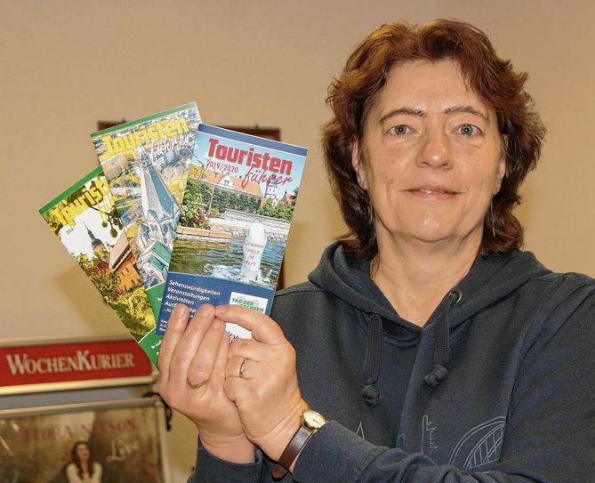 Steffi Sossna plant den neuen WochenKurier »Touristenführer 2021«. Foto: Farrar