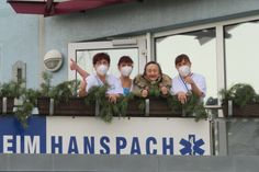 Bewohner und Mitarbeiter des Pflegeheims Hanspach freuen sich, dass sie geimpft worden sind. Fotos: Silke Richter
