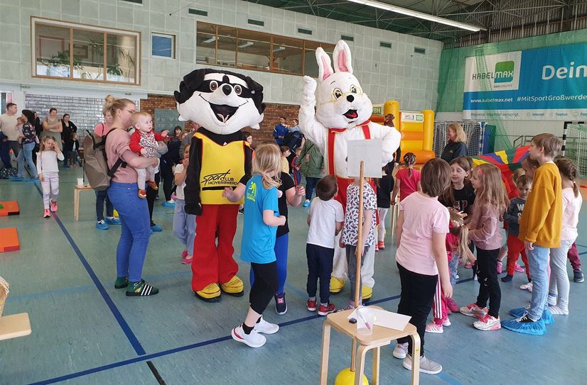 SC-Bär und Osterhase motivieren die Kinder zum Sportmachen.