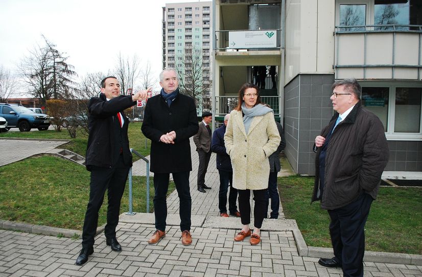Die WGP-Geschäftsführer Jürgen Scheible (re.), Dirk Perner (1. v.l.) und WGP-Team- und Projektleiterin Manja Scholz (3.v.l.) erklären Staatsminister Thomas Schmidt (2.v.l). die Bauprojekte der WGP.