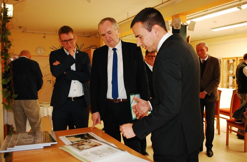 WGP-Geschäftsführer Dirk Perner (re.) erläutert dem Sächsischen Staatsmnister Thomas Schmidt (2.v.l.) und Pirnas Bürgermeister Markus Dreßler (1.v.l.) die Sanierungsprojekte der WGP.