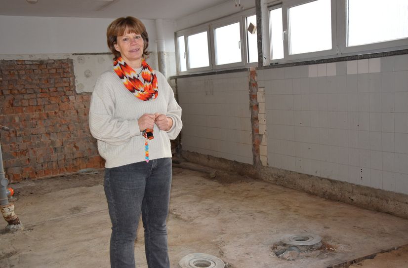 Daniela Fünfstück steht in der entkernten Damenumkleide.