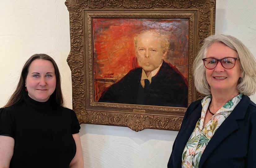 Juliane Gatomski, Leiterin des Struppener Sterl-Museums, und Schuch-Urenkelin Martina Damm (re.) vor einem Gemälde der Künstlerschau.