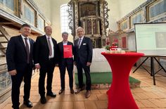 Mit großer Freude nahmen Pfarrer Robert Marnitz (2.v.l.) und Landrat Harald Altekrüger (r.) den Scheck von Patricia Werner und Ralf Braun entgegen.