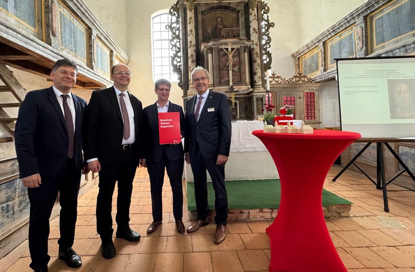 Mit großer Freude nahmen Pfarrer Robert Marnitz (2.v.l.) und Landrat Harald Altekrüger (r.) den Scheck von Patricia Werner und Ralf Braun entgegen.