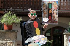 Der Künstler Christopher Haley Simpson steht nach seinem Kunst-Spaziergang  durch Pirna vor seinem »Ampel-Gemälde« und erklärt seine Kunst.