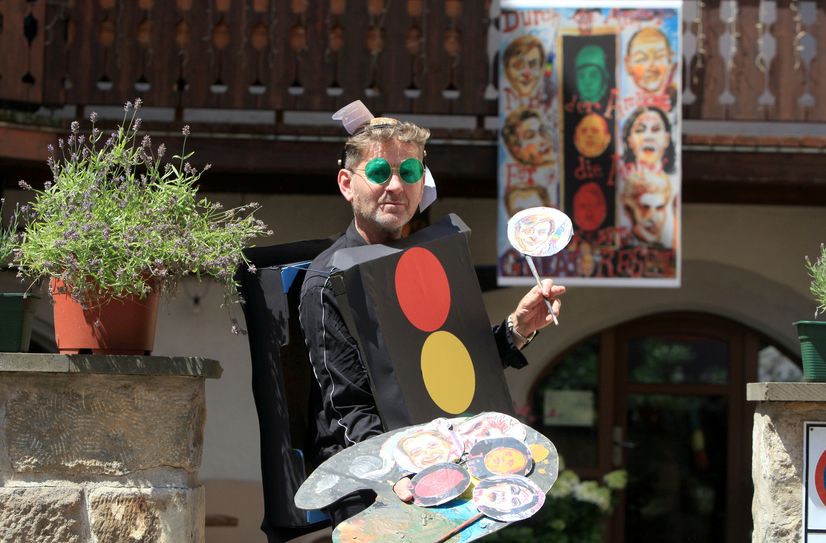Der Künstler Christopher Haley Simpson steht nach seinem Kunst-Spaziergang  durch Pirna vor seinem »Ampel-Gemälde« und erklärt seine Kunst.
