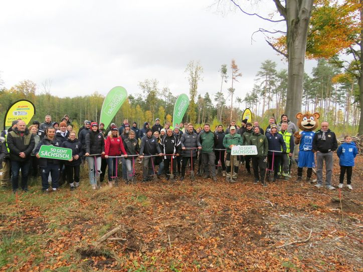 Weit über 50 Sportlerinnen und Sportler beteiligten sich an der Pflanzaktion bei Lichtenberg.Foto: Matthias Stark