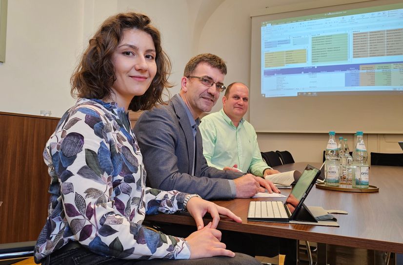 Pünktlich zum Ferienstart ließ sich der Erste Beigeordnete Jörg Szewczyk (m.) von Projektkoordinatorin Laura Seiffert (l.) und Amtsleiter Matthias Knaak (r.) die geplanten Maßnahmen erläutern.