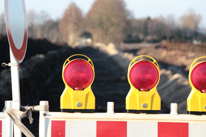 Symbolbild. Die Bauarbeiten zwischen Mehlteuer und Jeßnitz verlaufen unter Vollsperrung ab.