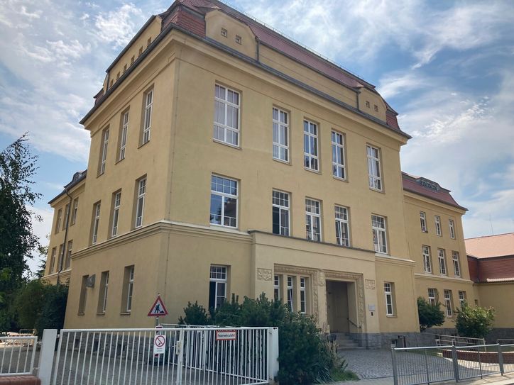 Das Schulgelände der Dr.-Gregor-Mättig-Grundschule in Bautzen muss wegen eines Granatenfundes gesperrt werden.