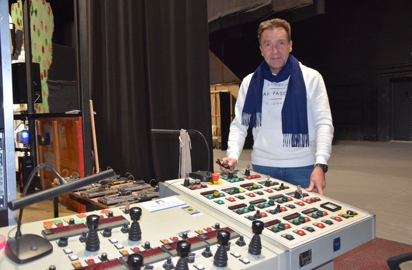 Dirk Rolka zeigt die noch gut funktionierende Technik hinter der Bühne aus dem Jahr 1984, die in der Schließzeit mit zusätzlichem Geld der SWH ausgetauscht wird.