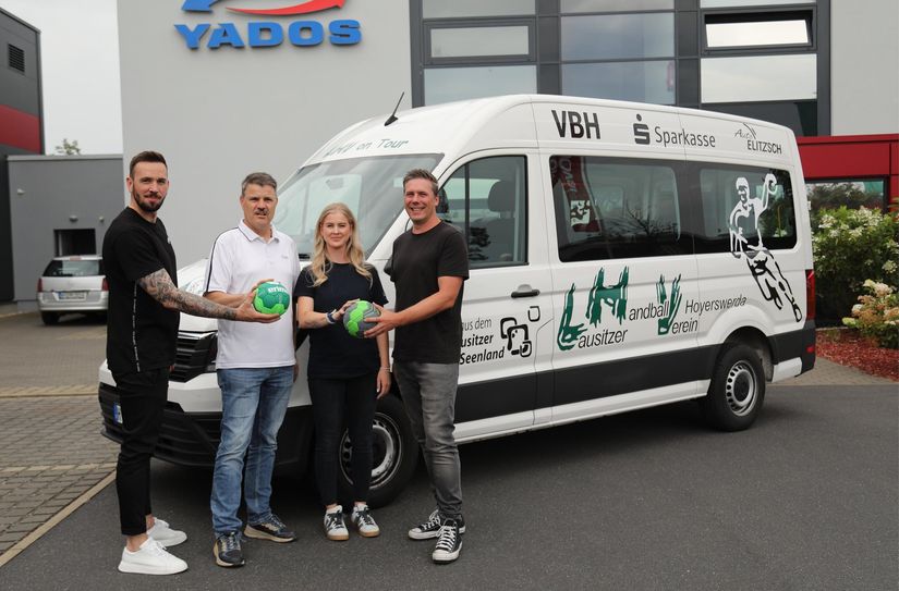 Max Kastner, YADOS-Prokurist Olaf Besser und Personalmanagerin Julia Wendt sowie LHV-Präsident Sascha Meißner besiegeln die neue Partnerschaft.