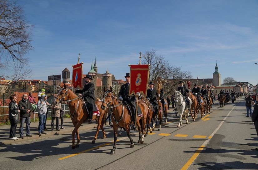 Die Osterreiter passieren am Ostersonntag die Bautzener Friedensbrücke auf ihrem Weg nach Radibor.