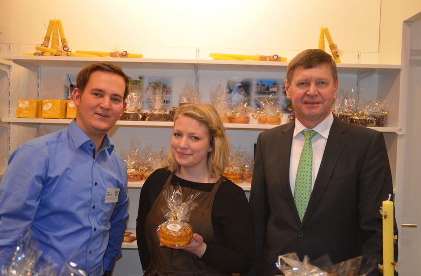Wird auch in 2024 wieder am Landkreis-Gemeinschaftsstand dabei sein: Marie Läser vom Café Schauwerk aus Altdöbern. Hier bei der letzten OSL-Teilnahme an der Internationalen Grünen Woche im Jahr 2020, mit Jens Bergmann (Kreisverwaltung OSL) und OSL-Landrat Siegurd Heinze.