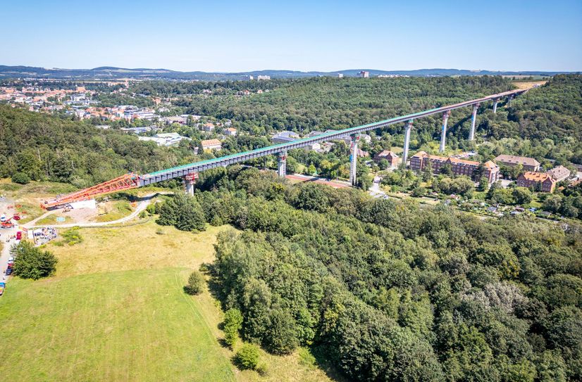 Nach insgesamt neun Überbauverschüben ist die Gottleubatalbrücke endlich auf der anderen Seite angekommen.