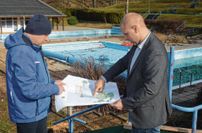 Mirko Knöfel, der Bürgermeister von Klipphausen (r.) und sein Bauamtsleiter Michael Hegenbart verschaffen sich im Jahnbad Miltitz an Hand des Bauplanes eine Übersicht über die bevorstehenden Sanierungsarbeiten.