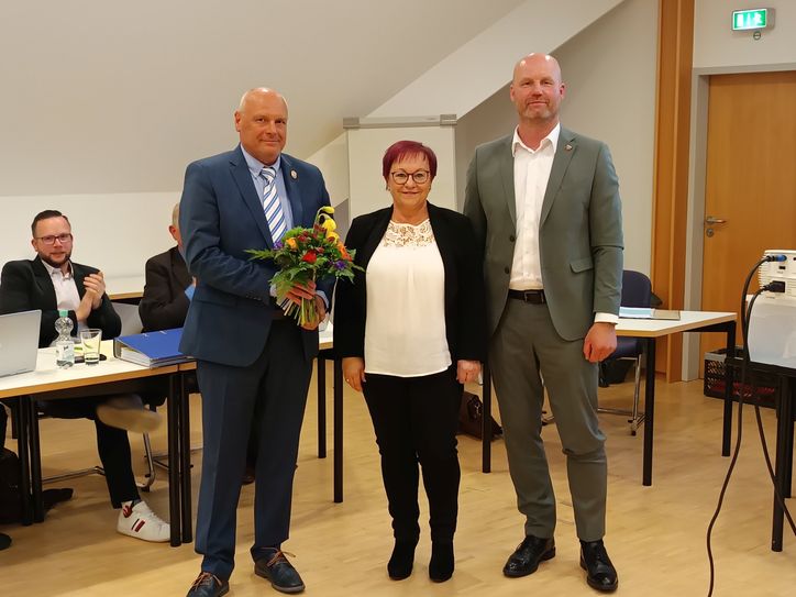 Im Rahmen der Stadtverordnetenversammlung am 26. März wurde die bisherige Kämmerin Barbara Hollmichel (Bildmitte) in den Ruhestand verabschiedet. Der Vorsitzende der Stadtverordnetenversammlung, Knut Jende (links), und Bürgermeister Marco Babenz bedankten sich für 42 Jahre im Einsatz für die Calauer Finanzen.
