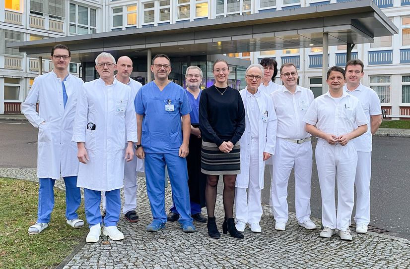 Geschäftsführerin Juliane Kirfe (Mitte) mit einem Teil der Chefärzte vor dem Eingang des Klinikums.  Foto: LSK