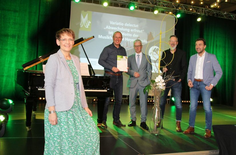 Projektleiterin Christiane Vogel (vorn) hat in die Vorbereitung der Musikfesttage viel Herzblut investiert. Im Hintergrund sind die Sponsoren und Unterstützer Steffen Markgraf, Geschäftsführer der Wohnungsgesellschaft, Henryk Krongraf, Filialdirektor der Ostsächsischen Sparkasse Dresden in Hoyerswerda, und Thomas Bleier, Geschäftsführer der Städtischen Wirtschaftsbetriebe, zu sehen (v.l.n.r.). Auch Lausitzhallen-Geschäftsführer Dirk Rolka (r.) freut sich über die gelungene und erfolgreiche Zusammenarbeit.