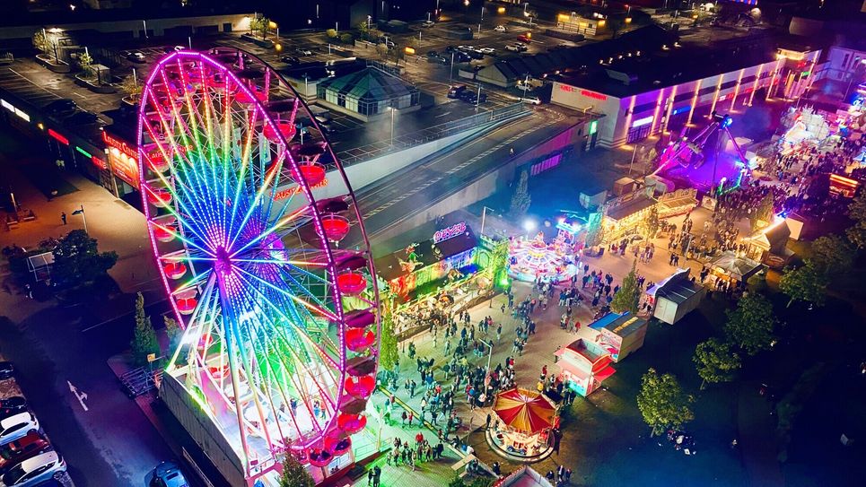 Der Platz zwischen Lausitzhalle und Lausitztower lädt mit Fahrgeschäften, Schausteller- und gastronomischen Angeboten vom 8. bis 10. September zum Flanieren ein.