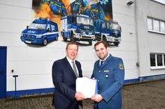 Der THW-Ortsbeauftragte Florian Schönherr (l.) und Landrat Christian Jaschinski unterzeichneten eine neue Kooperationsvereinbarung zur Notversorgung und Notinstandsetzung in Krisensituationen.
 Foto: Pressestelle Kreisverwaltung