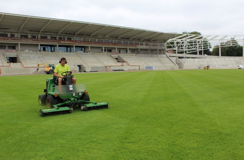 Der Platzwart mäht den neuen Rasen im Heinz-Steyer-Stadion.