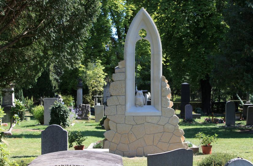 Der neue Obelisk vor Caspar David Friedrichs Grab ist kaum zu übersehen - er stellt ein Fenster in die Natur dar.