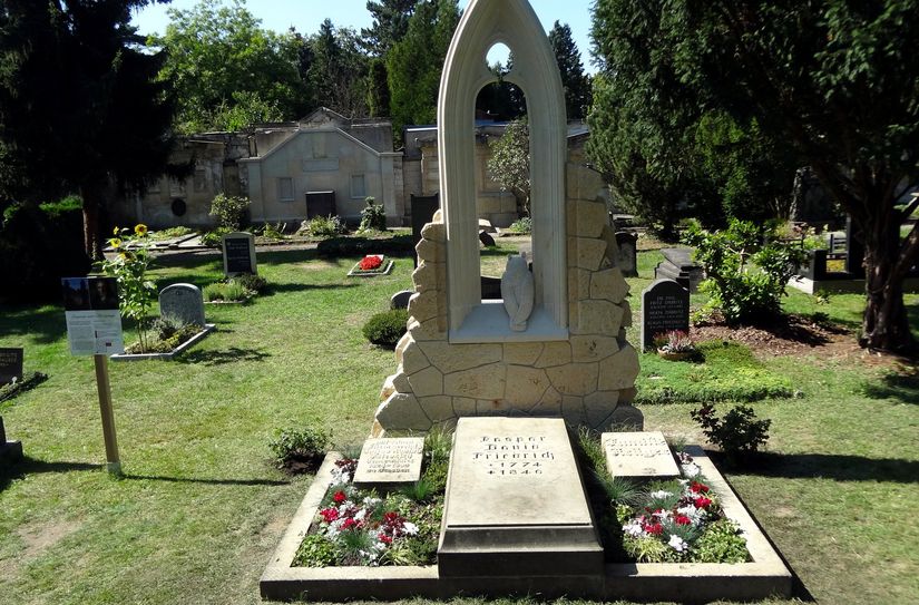 Rückseite des Denkmals mit dem sanierten Grab von Caspar David Friedrich auf dem Trinitatisfriedhof.