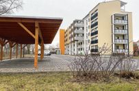 Charakteristisch mit Laubengang steht der frisch sanierte Wohnblock Dresdner Straße 25 bis 31 im Stadtteil Weida.