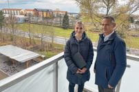 WGR-Geschäftsführer Roland Ledwa und Hausverwalterin Anna Nowak auf dem Laubengang des neu sanierten Wohnblocks Dresdner Straße 25 bis 31.