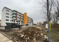 Der nach gleicher Form sanierte Schwesterblock steht in unmittelbarer Nähe.