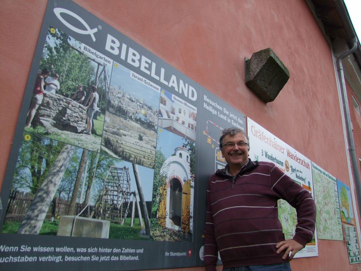 Maik Förster, Gründer und Leiter des Oberlichtenauer Bibellandes, vor der Museumsscheune.  Foto: Rainer Könen
