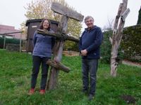Es sind auch die Hinrichtungskreuze, die im Freilichtmuseum für große Aufmerksamkeit sorgen, im Bild das Ehepaar Susanne und Maik Förster. Foto: Rainer Könen