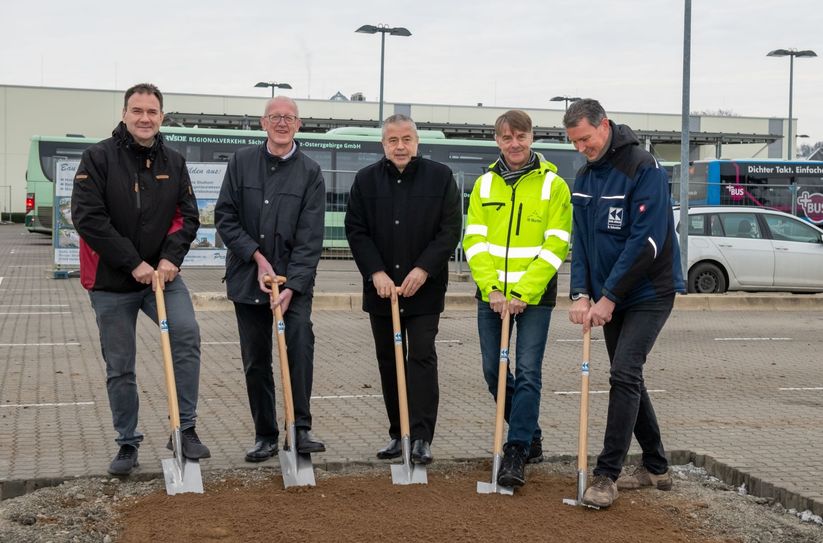 Thomas Klotz (Meister RVSOE-Meisterbereich Pirna), Uwe Thiele (Geschäftsführer RVSOE GmbH), Landrat Michael Geisler, Olaf Martin (Ingenieur- und Architekturbüro Dipl.-Ing. (TU) Olaf Martin) und Bernd Schreider (Karl Köhler Bauunternehmung GmbH & Co. KG, v.l.n.r) beim ersten Spatenstich.