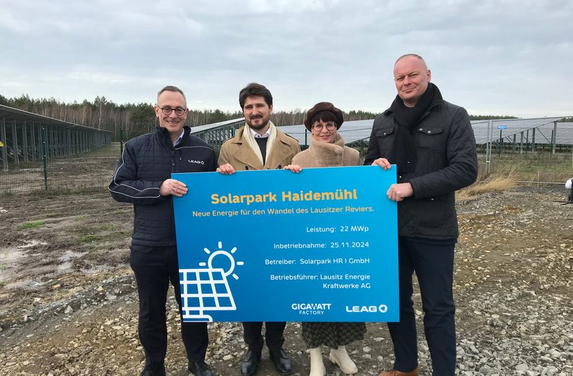 Der LEAG Vorstandsvorsitzende Adi Roesch, Dominique Guillou (CEO LEAG Renewables), die Welzower Bürgermeisterin Birgit Zuchold und Projektentwickler Hagen Rösch bei der EEG-Inbetriebnahme des PV-Parks Haidemühl.