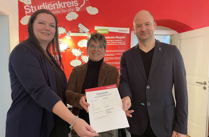 Diana Stier und Jutta Schubert vom Studienkreis übergeben zum 30. Jubiläum fünf Bildungsgutscheine für jeweils ein halbes Jahr an Wirtschaftsförder Marco Hanisch. Foto: Farrar