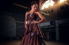 Schokoladenmädchen Vivien Rücker im Schokoladenkleid.
