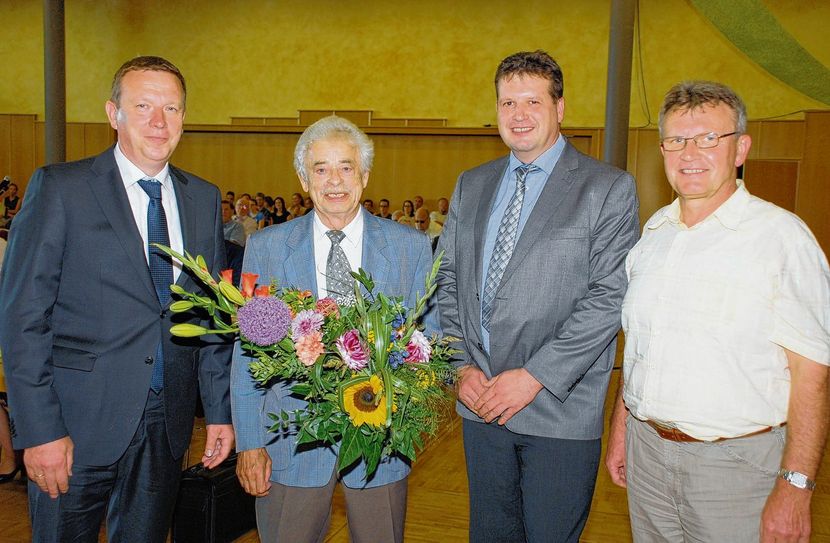 Ein Foto für die Geschichtsbücher: Ehrung vor dem Kreistag - Landrat Christian Heinrich-Jaschinski, Kreistagsmitglied Dieter Kestin, Kreistagsvorsitzender Thomas Lehmann und Falkenbergs Bürgermeister Herold Quick (v.l.). Foto: Kreisverwaltung