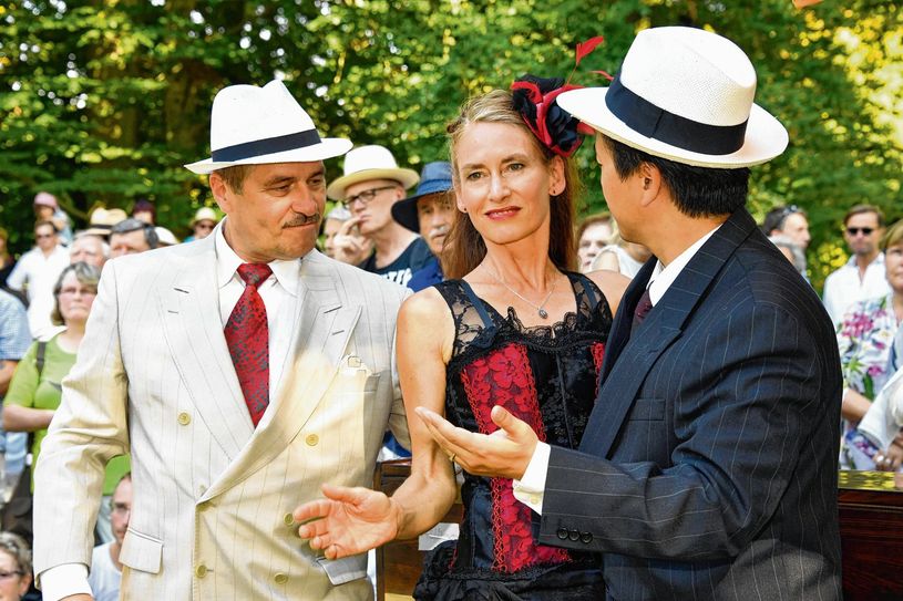 Bei hochsommerlichen Temperaturen präsentierte am Sonntag das Staatstheater Cottbus das Programm für die diesjährige Spielzeit. Hier ein Ausschnitt aus „Aufstieg und Fall der Stadt Mahogonny“. Die Oper in drei Akten feiert Premiere am 11. März 2017. Foto: M. Helbig