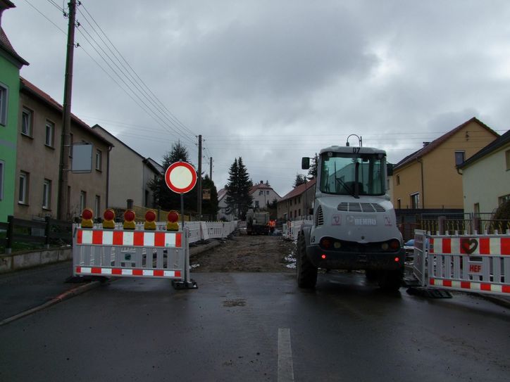 Die Anwohner der Stolpener Straße können aufatmen: Ende Juni sollen alle Arbeiten an der Dauerbaustelle abgeschlossen sein. Foto: Rainer Könen