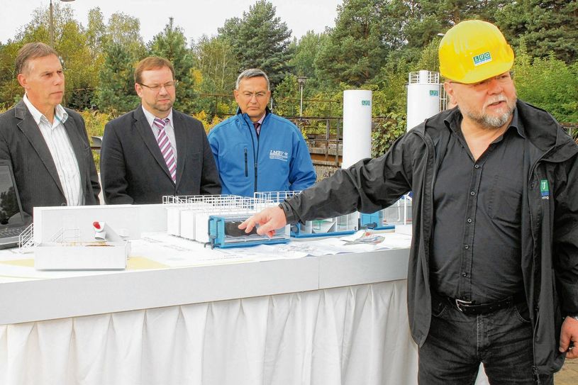 Dipl.-Ing. Hans-Jürgen Kochan von der LUG Engineering GmbH erklärt am zukünftigen Standort bei Burgneudorf die Funktionsweise der modularen, containergestützten Wasserbehandlungsanlage, mit der die Spree wieder sauber werden soll. Foto: hgb