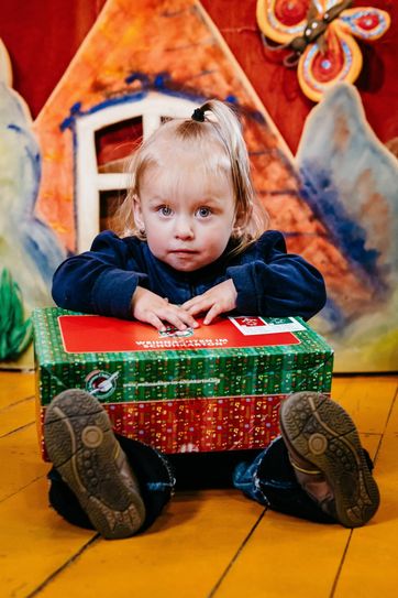 Rugile ist erst zwei Jahre alt und bekam 2017 ihr erstes Schuhkarton-Geschenk in Litauen. Foto: David Vogt