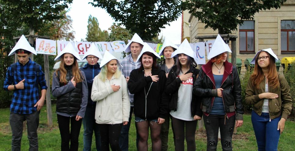 Die Schüler(innen) der 36. Oberschule in Napoleon-Pose. Sie waren maßgeblich am Kunstprojekt beteiligt. Fotos: Schramm