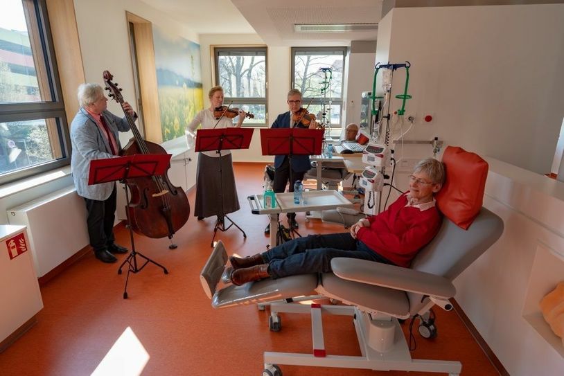 Dresdner Kapellsolisten spielen „536 Takte gegen Krebs“. V.l.n.r. Helmut Branny, Leiter der Dresdner Kapellsolisten, Susanne Branny und Jörg Kettmann, Mitglieder der Dresdner Kapellsolisten, Patientin Inge Häusler Foto: Uniklinikum Dresden/Marc Eisele