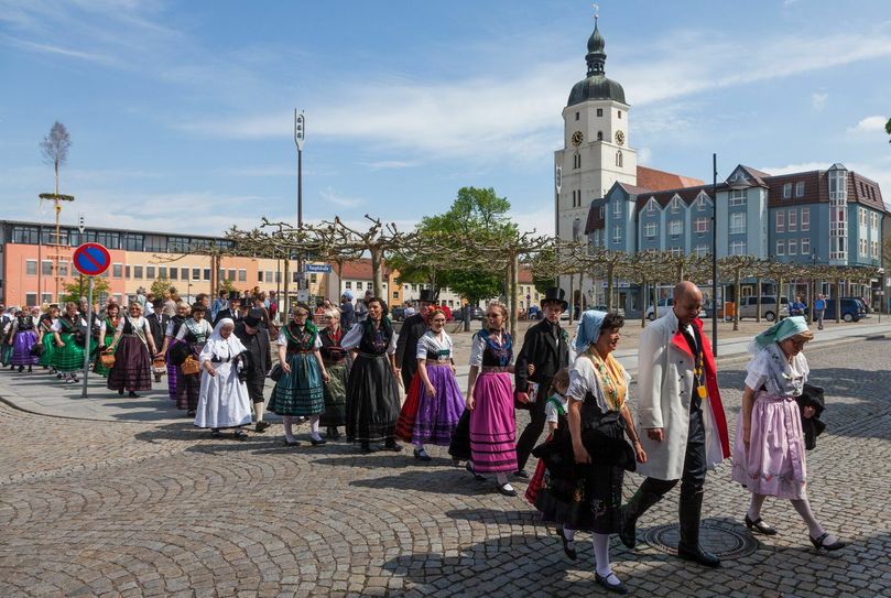 Während des deutschen Trachtentages gab es bereits 2017 viele Trachtenträger in der Kreisstadt Lübben zu sehen. Zum Trachtenfest im Mai dieses Jahres wird es unter anderem einen Trachtenumzug geben. Foto: Peter Becker